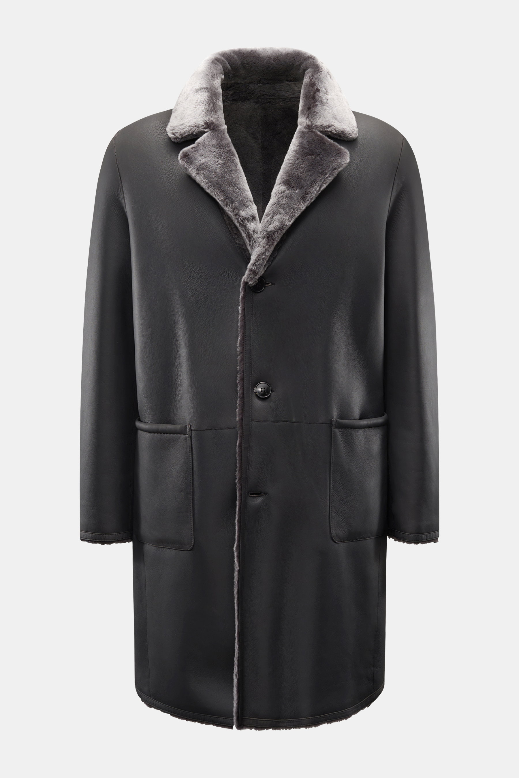 Manzoni 24 Lammfellmantel anthrazit, frontal fotografiert, Slim Fit aus weichem Lammleder mit Reverskragen, Drei-Knopf-Leiste, Hüfttaschen, Rückenmittelschlitz.