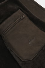 Close-up of the inside pocket and sherling lining of the Brioni Dark Brown Sherling Coat, photographed from above.

<p>This winter, you can shine with this noble suede leather coat by BRIONI, which also keeps you comfortably warm thanks to the natural she