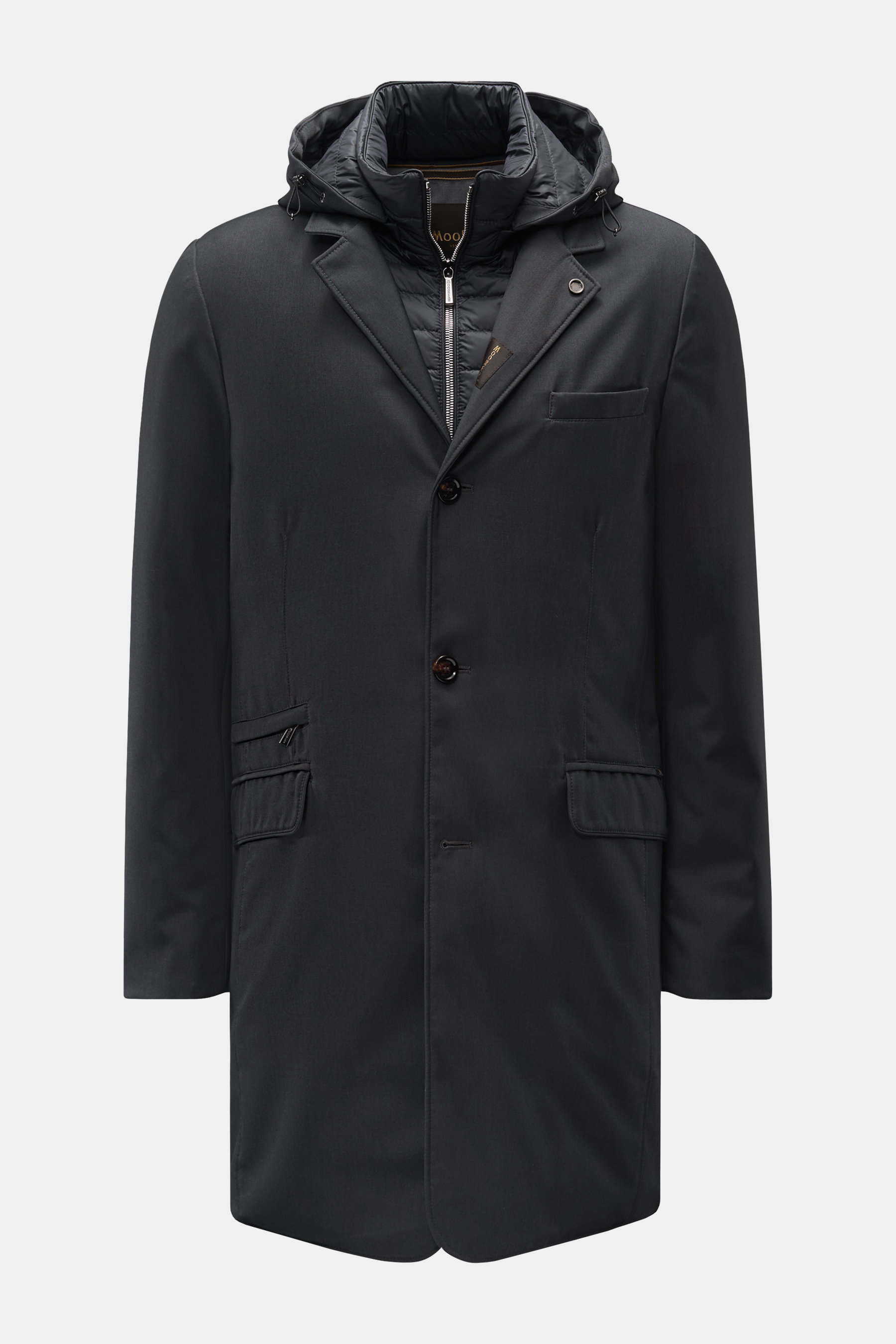 Moorer Daunen-Kurzmantel 'Redon' dunkelgrau, frontal fotografiert, wasserabweisend, Slim Fit, mit abtrennbarer Kapuze, Double-Front, leichter Daunenfüllung, drei Knöpfen, Brust- und Fronttaschen.