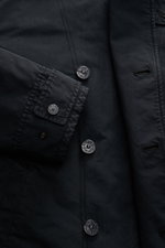 Nahaufnahme der Stone Island Jacke 'David-TC Ghost Piece' navy von vorne, Fokus auf Knöpfe, Manschette und robustem, wasserabweisendem Stoff.