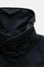 Nahaufnahme des variablen Umlegekragens der Stone Island Jacke 'David-TC Ghost Piece' navy mit robustem Baumwollstoff und Anti-Drop-Finish.