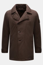 Stone Island Jacke 'David-TC Ghost Piece' dunkelbraun, Slim Fit, mit Anti-Drop-Finish, schräger Knopfleiste, Kragen, Taschen, tonalem Badge, von vorne.
