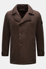 Stone Island Jacke 'David-TC Ghost Piece' dunkelbraun, Slim Fit, mit Anti-Drop-Finish, schräger Knopfleiste, Kragen, Taschen, tonalem Badge, von vorne.