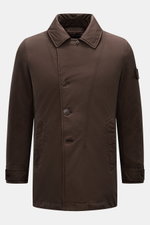 Stone Island Jacke 'David-TC Ghost Piece' dunkelbraun, Slim Fit, wasserabweisend mit Anti-Drop-Finish, seitliche Taschen, tonales Badge, frontal fotografiert.