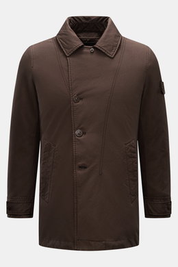 Stone Island Jacke 'David-TC Ghost Piece' dunkelbraun, Slim Fit, wasserabweisend mit Anti-Drop-Finish, seitliche Taschen, tonales Badge, frontal fotografiert.