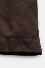 Stone Island Jacke 'David-TC Ghost Piece' dunkelbraun, Detailaufnahme des Ärmels mit robustem Baumwollstoff und Anti-Drop-Finish.