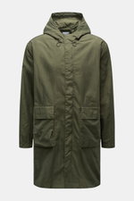 Front view of the 04651/ A trip in a bag Mantel 'Travel Coat' oliv, a lightweight olive green coat with hood, flap pockets, and windproof, water-repellent microfiber fabric. 

<p>Praktisch unterwegs mit 04651/ A TRIP IN A BAG: Mit diesem leichten Mantel a