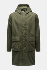 Front view of the 04651/ A trip in a bag Mantel 'Travel Coat' oliv, a lightweight olive green coat with hood, flap pockets, and windproof, water-repellent microfiber fabric. 

<p>Praktisch unterwegs mit 04651/ A TRIP IN A BAG: Mit diesem leichten Mantel a