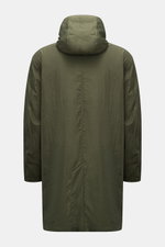 Rear view of the 04651/ A trip in a bag Mantel 'Travel Coat' oliv in olive green, lightweight, water-repellent, windproof microfiber with hood.

Description: <p>Praktisch unterwegs mit 04651/ A TRIP IN A BAG: Mit diesem leichten Mantel aus wasserabweisend
