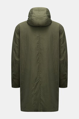 Rear view of the 04651/ A trip in a bag Mantel 'Travel Coat' oliv in olive green, lightweight, water-repellent, windproof microfiber with hood.

Description: <p>Praktisch unterwegs mit 04651/ A TRIP IN A BAG: Mit diesem leichten Mantel aus wasserabweisend