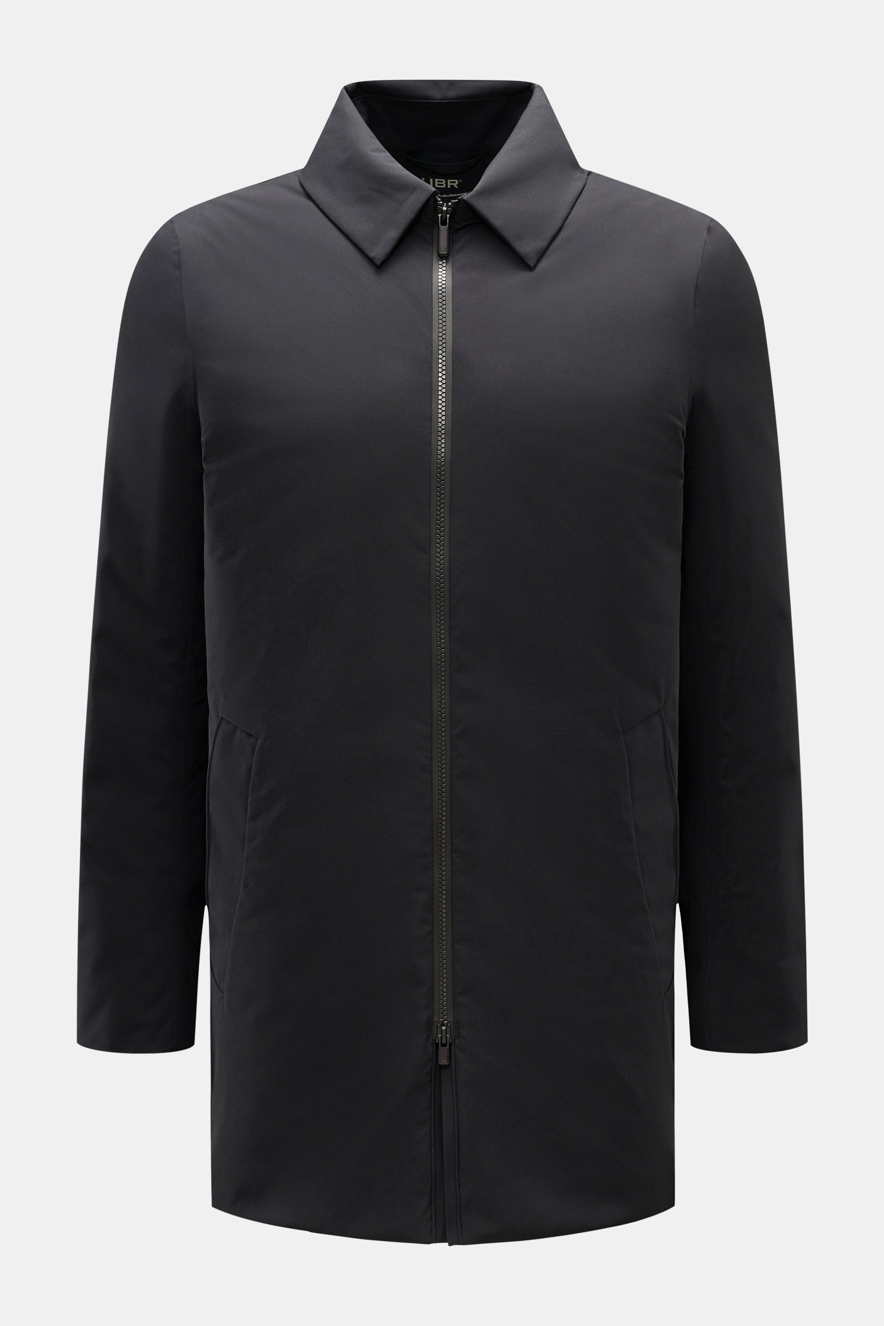 UBR Daunenjacke 'Quantum' schwarz, frontale Ansicht, Slim Fit, wasserabweisend, winddicht, Daunenfüllung, Microfaser, variabler Umlegekragen, Zwei-Wege-Reißverschluss, schräge Leistentaschen, Handwärmetaschen, zwei Innentaschen mit Zipper, geschmeidiges F