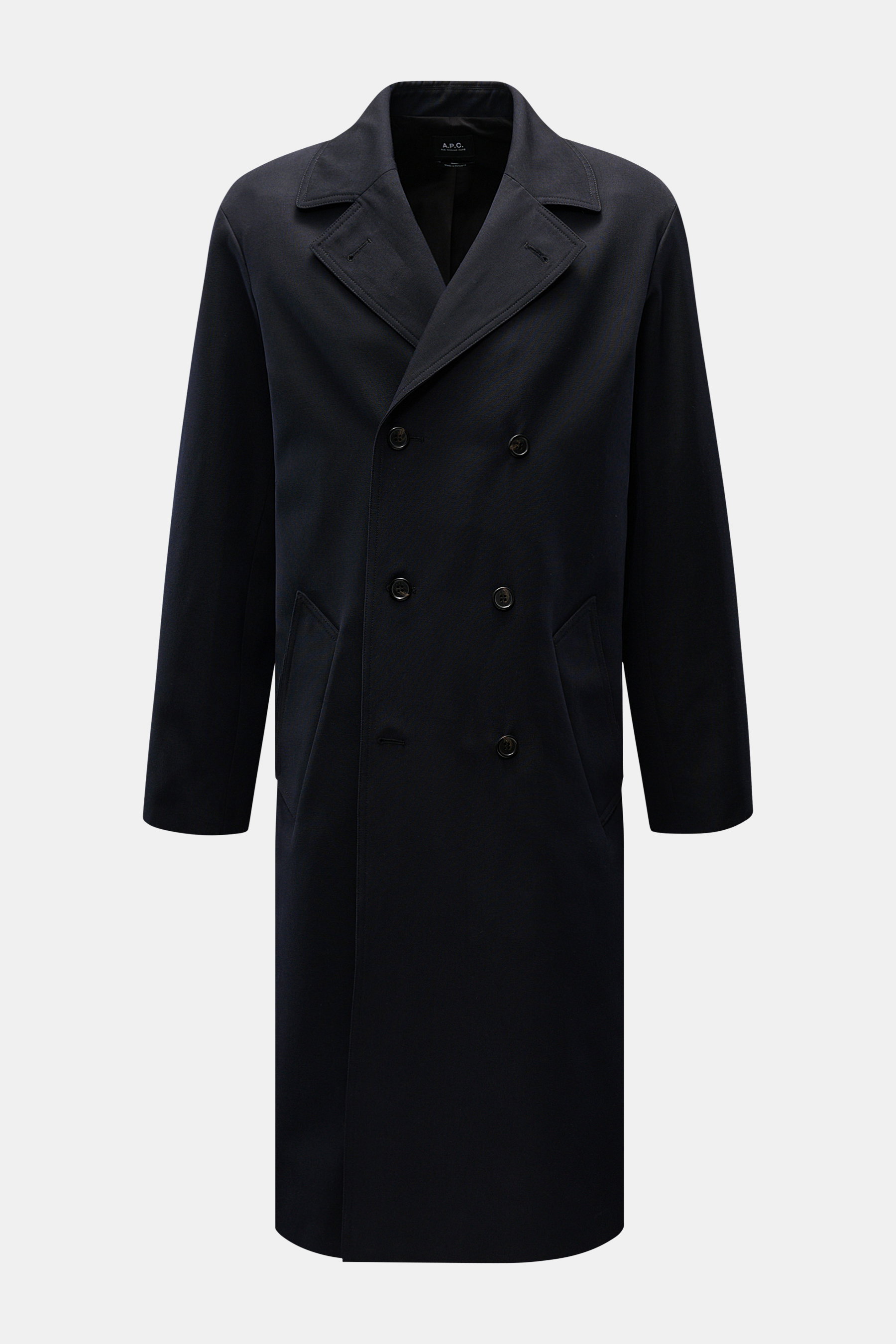 Frontaufnahme des navyfarbenen A.P.C. Mantels mit Slim Fit, zweireihigem Drei-Knopf-Stil, fallendem Revers, schrägen Leistentaschen und Rückenmittelschlitz, gefertigt aus Baumwoll-Woll-Microfaser-Mix, ideal für die Übergangszeit.
