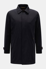Moorer Kurzmantel 'Vittor' dark navy, frontal fotografiert, wasserabweisender Slim Fit Mantel aus hochwertiger Microfaser mit Umlegekragen, verdeckter Vier-Knopf-Leiste, schrägen Leistentaschen und Knopfriegel an den Ärmeln.