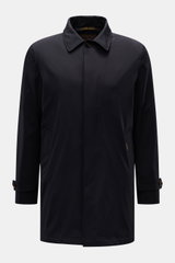Moorer Kurzmantel 'Vittor' dark navy, frontal fotografiert, wasserabweisender Slim Fit Mantel aus hochwertiger Microfaser mit Umlegekragen, verdeckter Vier-Knopf-Leiste, schrägen Leistentaschen und Knopfriegel an den Ärmeln.