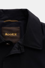 Moorer Kurzmantel 'Vittor' dark navy, Nahaufnahme von Umlegekragen & Label, wasserabweisende, hochwertige Microfaser, Slim Fit, halb gefüttert.