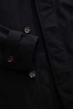 Moorer Kurzmantel 'Vittor' dark navy aus wasserabweisender Microfaser, Slim Fit, verdeckte Vier-Knopf-Leiste, Umlegekragen, Detailaufnahme von vorne.