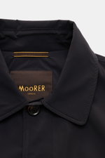 Moorer Kurzmantel 'Vittor' navy, Detailansicht vom Umlegekragen in hochwertiger, wasserabweisender Microfaser mit glattem Griff.
