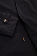 Moorer Kurzmantel 'Vittor' navy in Detailaufnahme von oben, wasserabweisend, Slim Fit, Microfaser, Vier-Knopf-Leiste, Umlegekragen, paspelierte Taschen.