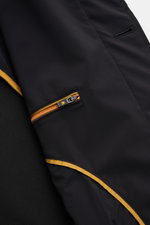 Alt-Tag (124 Zeichen): Nahaufnahme des wasserabweisenden Innenfutters mit Reißverschlusstasche des Moorer Kurzmantels "Vittor" navy.