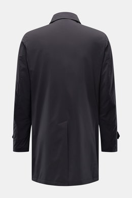 Rückansicht des Moorer Kurzmantels 'Vittor' dunkelgrau aus wasserabweisender Microfaser, mit Umlegekragen, Vier-Knopf-Leiste, Slim Fit und Rückenschlitz.