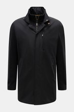 Moorer Kurzmantel 'Edgar' schwarz, frontal fotografiert, wasserabweisend, elastische Microfaser, Slim Fit, Double-Front mit Stehkragen, Kapuze im Kragen, Leistentaschen mit Magnetverschluss.