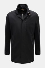 Moorer Kurzmantel 'Edgar' schwarz, frontal fotografiert, wasserabweisend, elastische Microfaser, Slim Fit, Double-Front mit Stehkragen, Kapuze im Kragen, Leistentaschen mit Magnetverschluss.