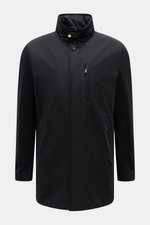 Moorer Kurzmantel 'Edgar' schwarz, frontale Ansicht, wasserabweisend, elastische Microfaser, Slim Fit, Double-Front mit Stehkragen, Kapuze, fünf Knöpfe.