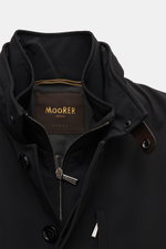 Moorer Kurzmantel 'Edgar' schwarz aus elastischer, wasserabweisender Microfaser, Slim Fit, Double-Front mit Stehkragen, Kapuze, Nahaufnahme von oben.