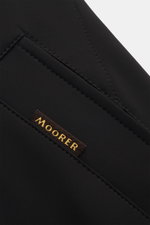 Nahaufnahme des schwarzen Moorer Kurzmantels 'Edgar' mit Fokus auf das Etikett, elastische, wasserabweisende Microfaser, Double-Front, Stehkragen, Slim Fit.