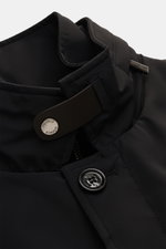 Moorer Kurzmantel 'Edgar' schwarz, Nahaufnahme des wasserabweisenden Stehkragens mit Leder-Knopfriegel und Doppel-Front im Slim Fit.