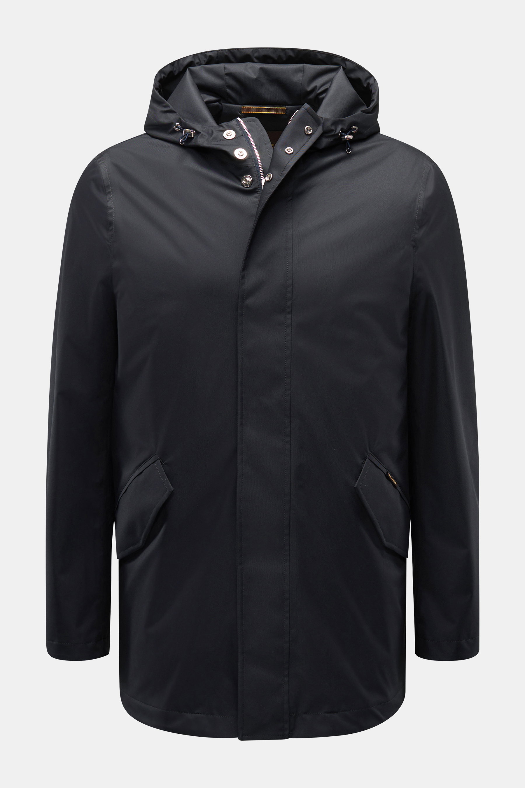 Moorer Kurzmantel 'Tiglio' dark navy in Frontansicht, wasserdicht, Slim Fit, Kapuze mit Tunnelzug, Taschen mit Patte, glatte Microfaser, getapte Nähte.
