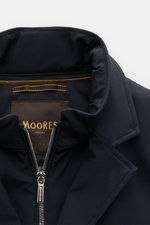 Moorer Jacke 'Borromeo' navy im Close-up, wasserabweisend, Mix aus Seide und Microfaser, Slim Fit, variabler Kragen, Double-Front-Reißverschluss.