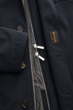 Nahaufnahme der Moorer Jacke 'Borromeo' navy mit wasserabweisendem Finish, Double-Front, Zwei-Wege-Reißverschluss und drei Knöpfen.