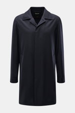 Front view of Zegna Mantel 'Motorino' dark navy coat in high-quality microfiber, with a soft touch, regular fit, straight cut, and concealed five-button placket.

<p>Der Mantel 'Motorino' von ZEGNA aus hochwertiger Microfaser ist der ideale Begleiter für 
