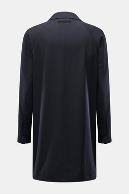 Rear view of the Zegna Mantel 'Motorino' dark navy coat, showcasing its smooth microfiber fabric, straight cut, and buttoned sleeve cuffs.

<p>Der Mantel 'Motorino' von ZEGNA aus hochwertiger Microfaser ist der ideale Begleiter für den modernen Mann. Mit 