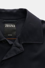 Close-up top view of the collar and label of the Zegna Mantel 'Motorino' dark navy, showcasing high-quality microfiber fabric and fine stitching.

<p>Der Mantel 'Motorino' von ZEGNA aus hochwertiger Microfaser ist der ideale Begleiter für den modernen Man