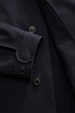 Close-up front view of Zegna Mantel 'Motorino' dark navy showing buttons and cuff details on high-quality microfiber fabric.

<p>Der Mantel 'Motorino' von ZEGNA aus hochwertiger Microfaser ist der ideale Begleiter für den modernen Mann. Mit seinem weichen
