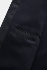 Close-up view of the Zegna Mantel 'Motorino' dark navy sleeve showing fine microfiber fabric and neat pocket detail.

<p>Der Mantel 'Motorino' von ZEGNA aus hochwertiger Microfaser ist der ideale Begleiter für den modernen Mann. Mit seinem weichen Griff, 