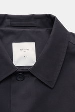 Percival Kurzmantel 'Sherlock' dark navy, Detailaufnahme von Umlegekragen, fünf-Knopf-Leiste, aus strapazierfähigem Twill mit laminierten Membran, wasserdicht und atmungsaktiv.