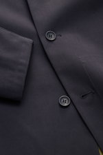 Nahaufnahme des Percival Kurzmantels 'Sherlock' dark navy aus strapazierfähigem Twill, mit Umlegekragen, Fünf-Knopf-Leiste und paspelierten Taschen.