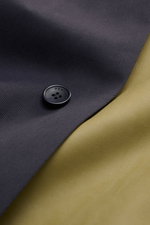 Nahaufnahme des Percival Kurzmantel 'Sherlock' dark navy aus strapazierfähigem Twill mit Knopf und C0-DWR-Imprägnierung.