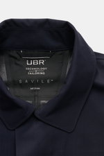 Nahaufnahme des UBR Regenmantels 'Sky Fall Savile' navy mit Umlegekragen, glattem Griff und smarter Merinowolle-Microfaser-Mischung.