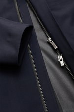 UBR Regenmantel 'Sky Fall Savile' navy Detailaufnahme von Reißverschluss, glattem Merinowoll-Microfaser-Stoff, Slim Fit, wind- und wasserdicht