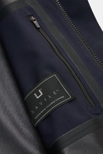 Innenansicht des UBR Regenmantels 'Sky Fall Savile' navy, ultraleicht, aus Merinowolle-Microfaser-Mix mit getapten Nähten und Reißverschluss.