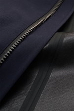 Nahaufnahme des Reißverschlusses und der getapten Nähte des UBR Regenmantels 'Sky Fall Savile' navy aus Merinowolle und Microfaser.