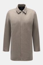 Front view of the UBR Rain coat 'Sky Fall Savile' taupe mottled, a slim fit, lightweight raincoat with a turn-down collar and concealed zip.

<p>The incredibly lightweight rain coat 'Sky Fall Savile' by UBR is made of smart merino wool and microfibre for 