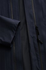 UBR Regenmantel 'Sky Fall' navy, Detailaufnahme von innen mit zwei-Wege-Reißverschluss, leichter Microfaser, winddicht, wasserabweisend.