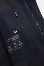 Nahaufnahme des UBR Regenmantel 'Sky Fall' navy von innen, zeigt Reißverschluss, Innentasche und hochwertige Microfaser.