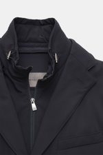 Nahaufnahme des Corneliani Kurzmantel navy von vorne oben, hochwertige Microfaser, elastisch, weicher Griff, leichte Wattierung, wind- und wasserabweisend.