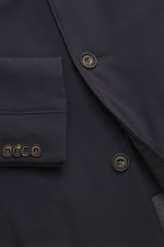 Nahaufnahme des Corneliani Kurzmantel navy von oben, zeigt hochwertige Microfaser, elastische Qualität, weichen Griff, leichte Wattierung, Knöpfe, Brust- und Leistentaschen.